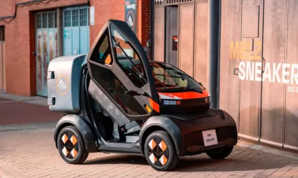 Carro elétrico da Renault estacionado com a porta aberta [divulgação]