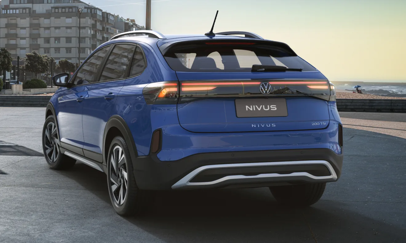 Novo Volkswagen Nivus Highline azul estacionado de ré com cidade de fundo