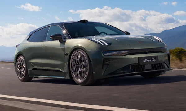 Zeekr 001 verde de frente em uma estrada