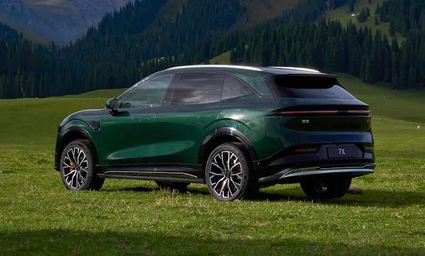 Zeekr 7X verde parado no campo com montanhas ao fundo e úm dos modelos já equipados com a nova bateria da CATL