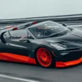 Bugatti Mistral World Record Car preto e laranja, visto de frente em pista