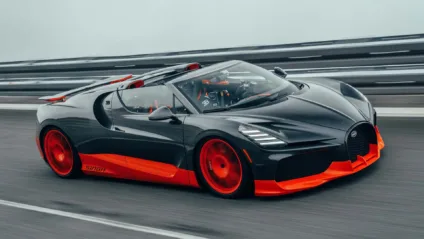 Bugatti Mistral World Record Car preto e laranja, visto de frente em pista