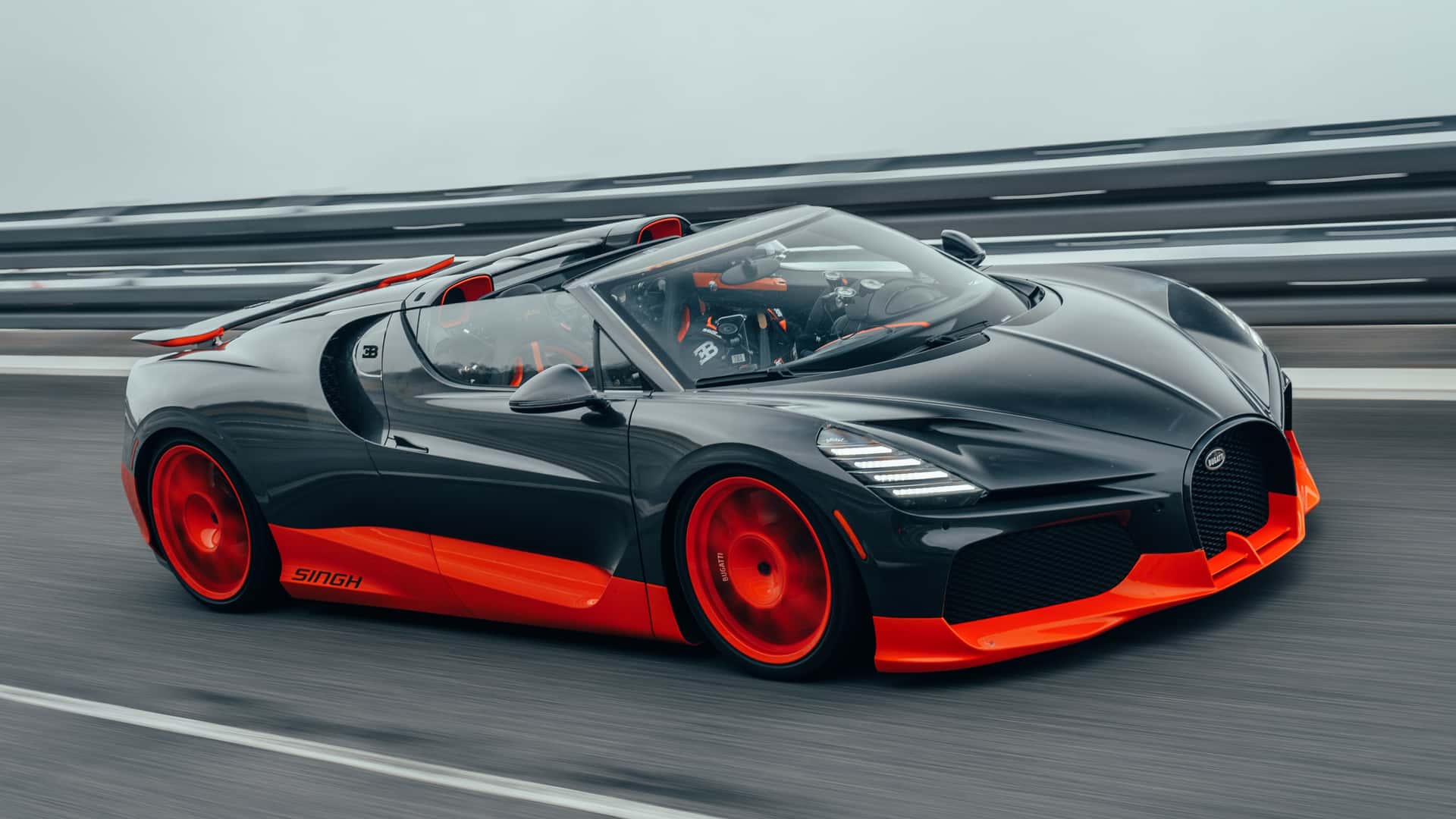 Bugatti Mistral World Record Car preto e laranja, visto de frente em pista