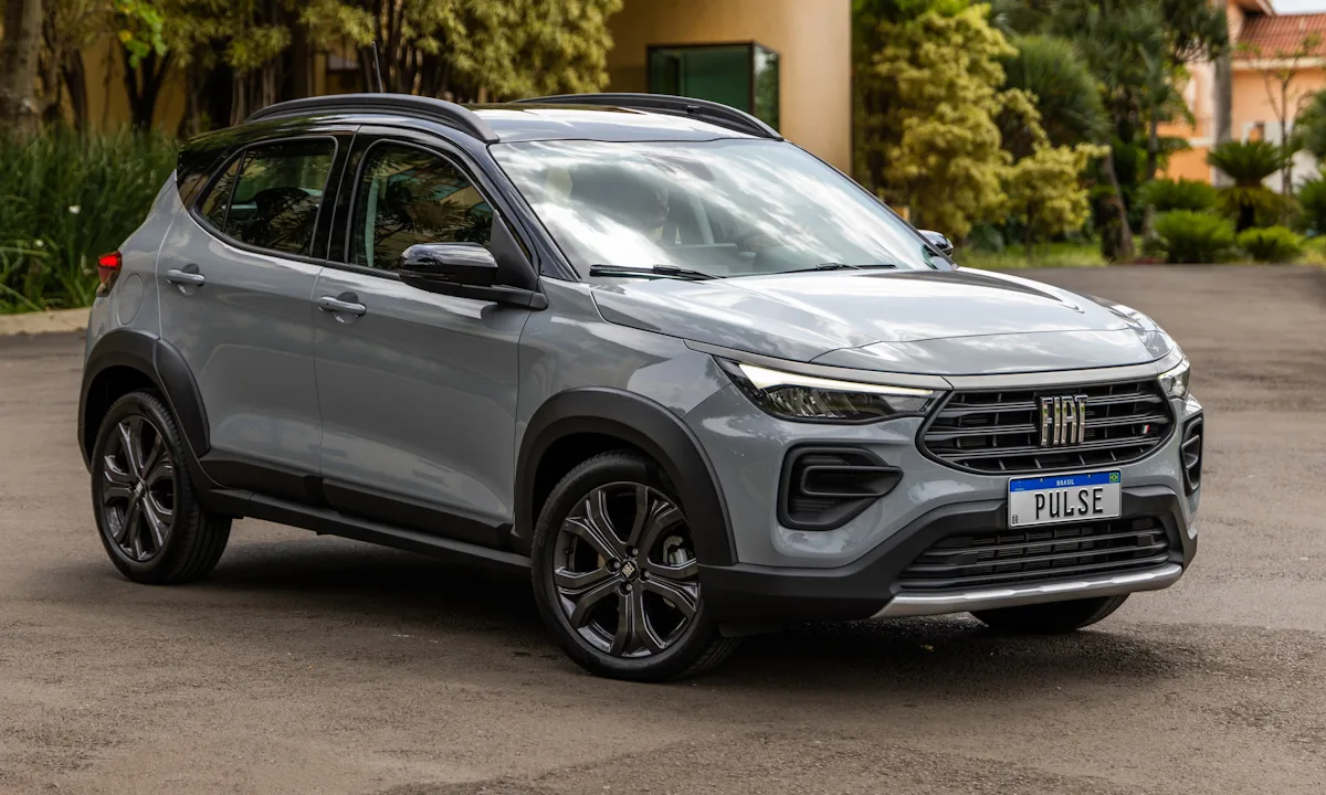 Fiat Pulse Audace Hybrid cinza com teto preto parado em frente ao Royal Palm Plaza