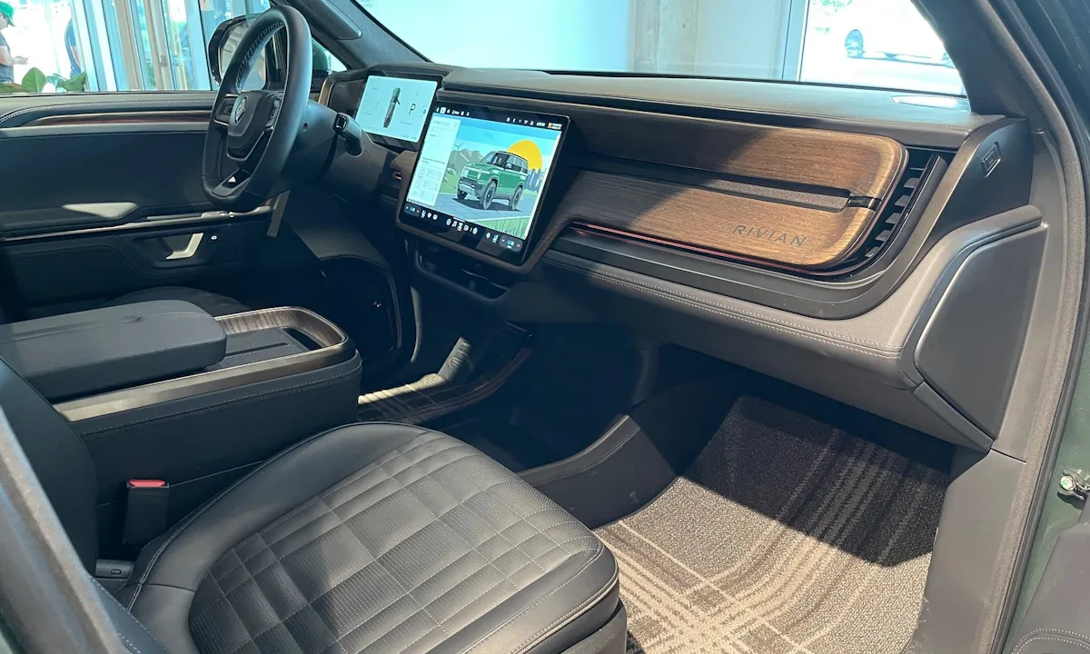 Interior do SUV elétrico de sete lugares Rivian R1S