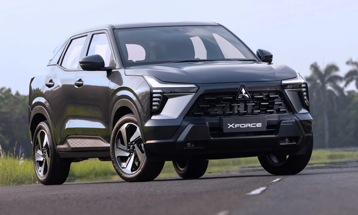 Mitsubishi XForce de frente parado em meio a uma pista deserta