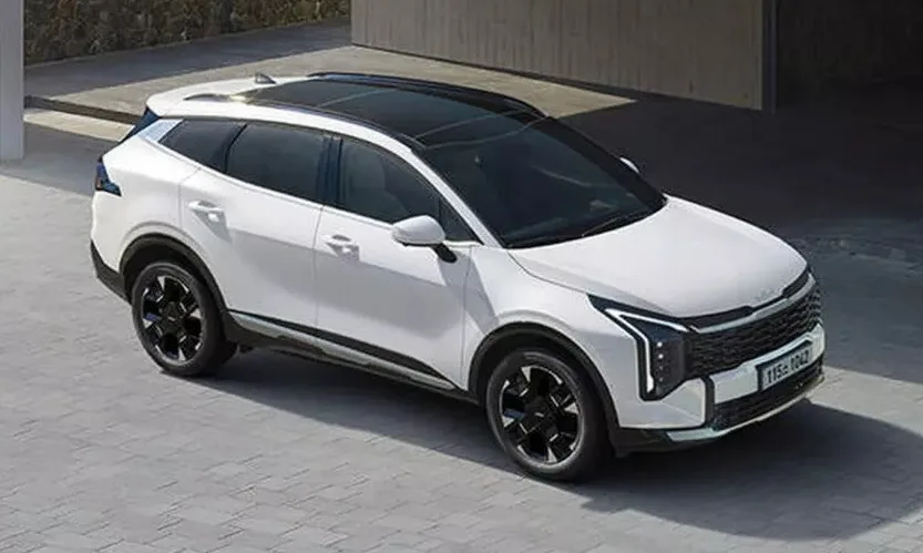 Novo Kia Sportage branco com fundo claro