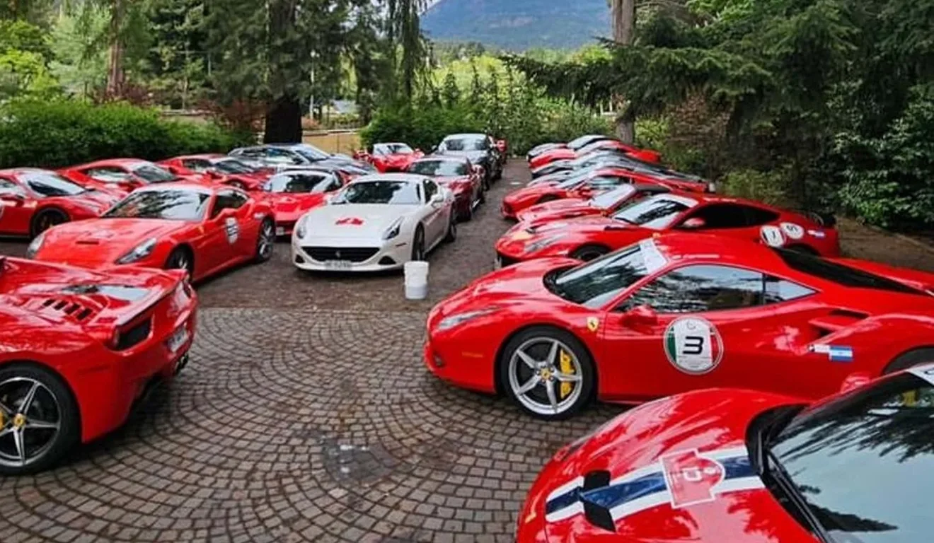 25 Ferraris desbravam a Patagônia em roteiro de sete dias - Imagem de vários carros da Ferrari - Carros em cores clássicas