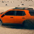 Honda Passport laranja fazendo off-road