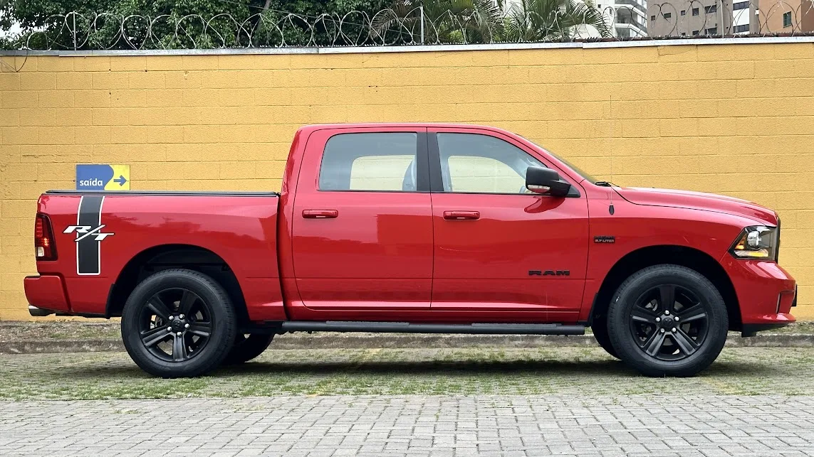 Ram Classic R/T estacionada de lado no asfalto com muro amarelo ao fundo