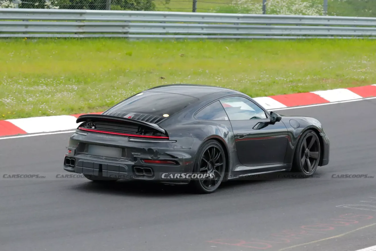 Porsche 911 992.2 preto na pista