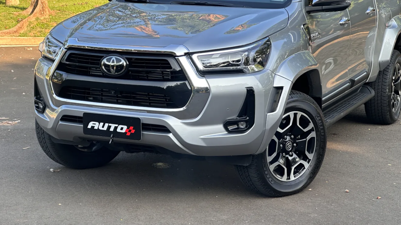 faróis da Toyota Hilux SRX Plus