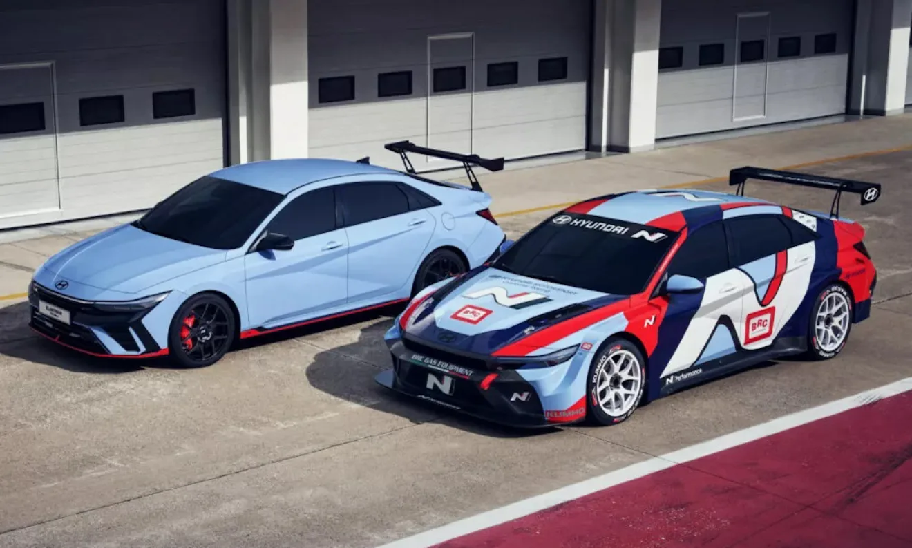 Hyundai Elantra N TCR Edition azul, branco e vermelho ao lado de um Elantra N azul em um box