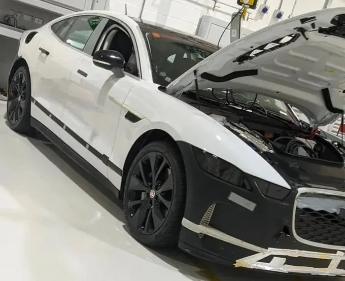 Jaguar XJ descartado com capô aberto e para-choque preto