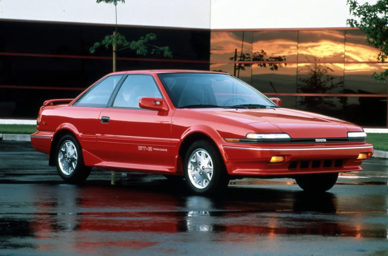 Toyota Corolla GT-S Sport Coupe vermelho estacionado de frente no asfalto