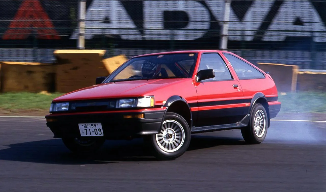 Toyota Corolla Levin GT Apex vermelho e preto fazendo drift na pista