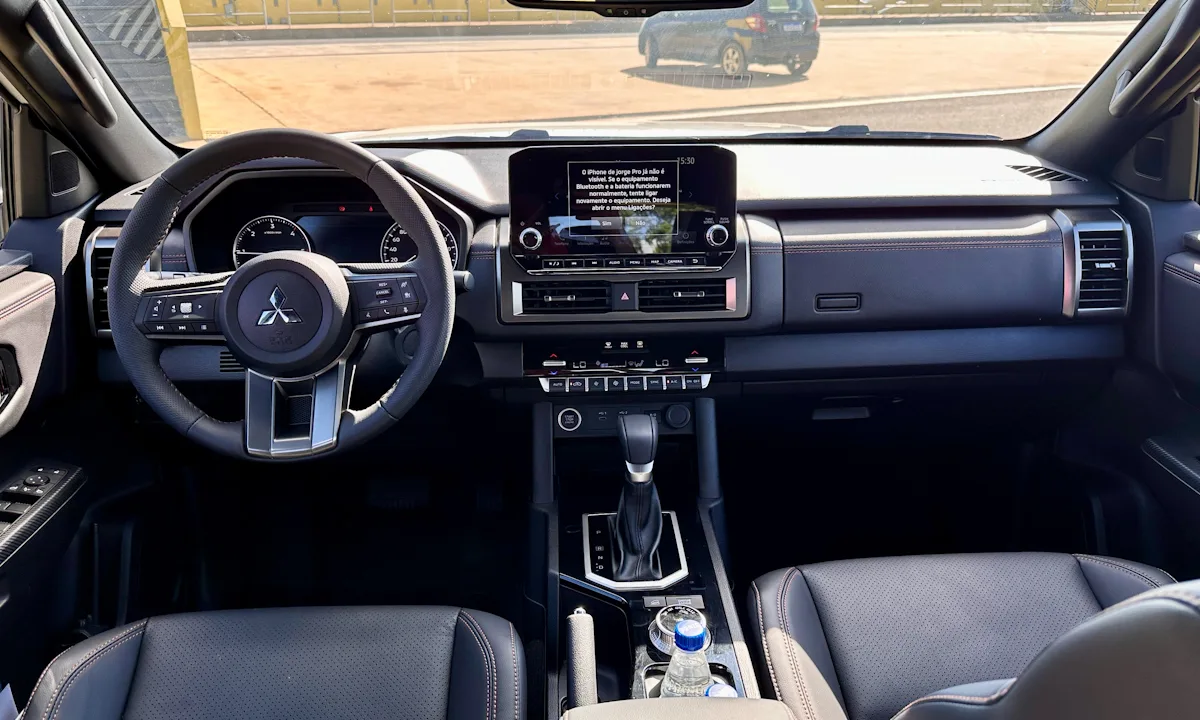 interior da Mitsubishi Triton Katana