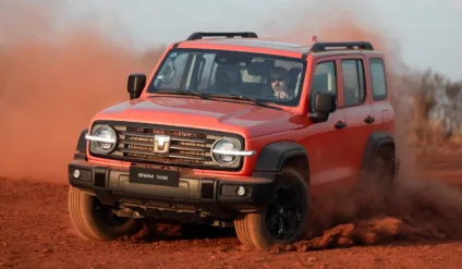 GMW Tank 300. Carro em ambiente off-road com poeira. Imagem de frente.