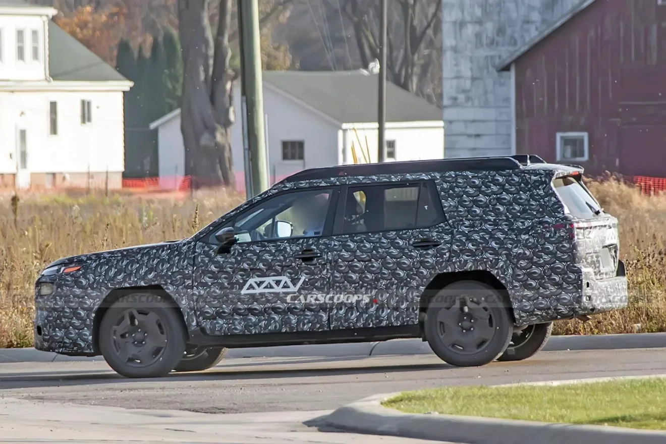 Nova geração do Subaru Outback com camuflagem escura, visto de lado em testes