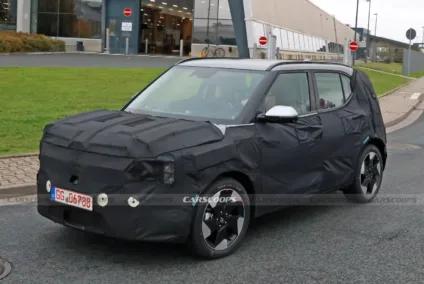 Novo SUV elétrico EV2 da Kia fazendo teste na rua, camuflado de preto e visto de frente