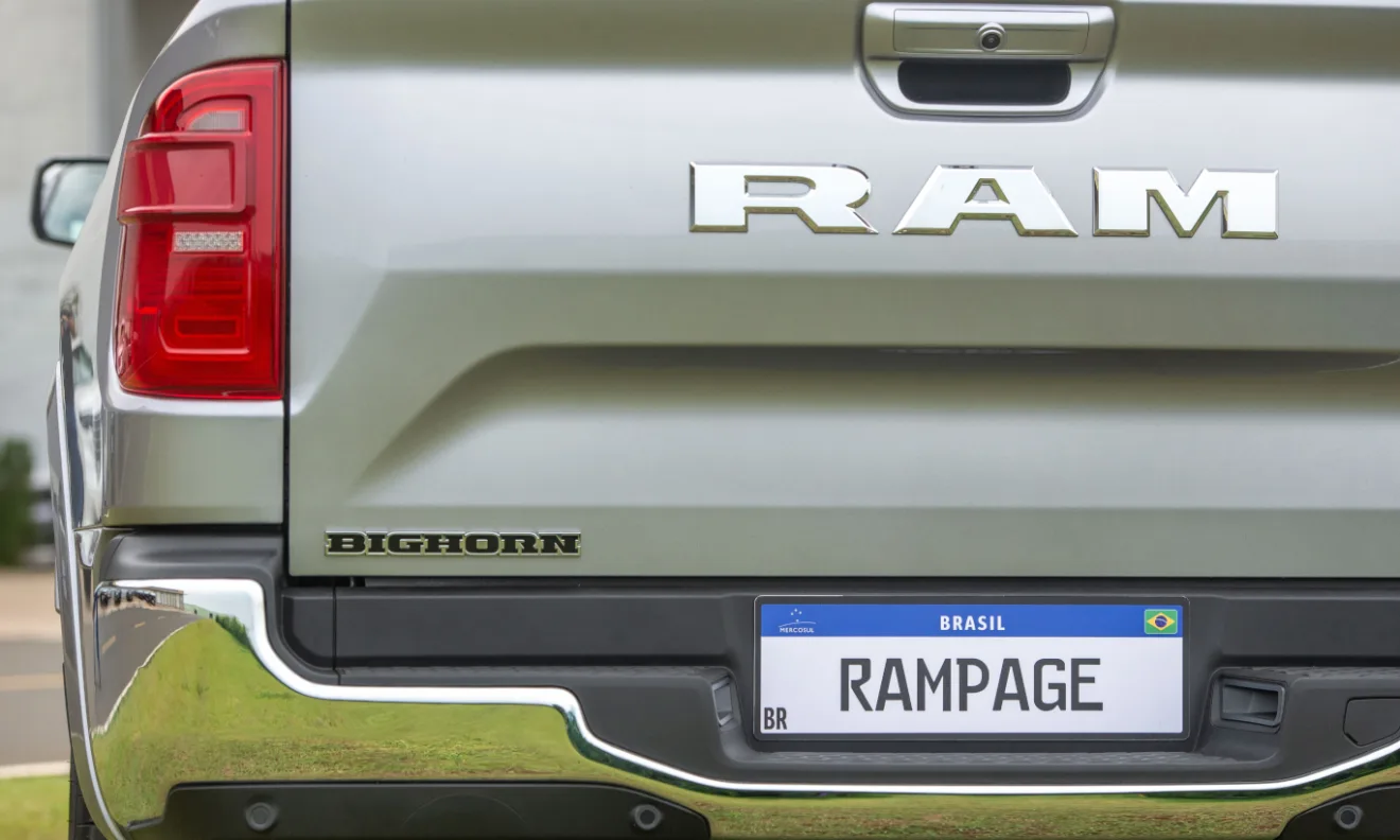 Ram Rampage 2025 Big Horn prata estacionada