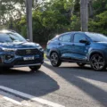 Fiat Pulse e Fastback Impetus híbridos-leve azuis vistos de frente e com plantas ao redor