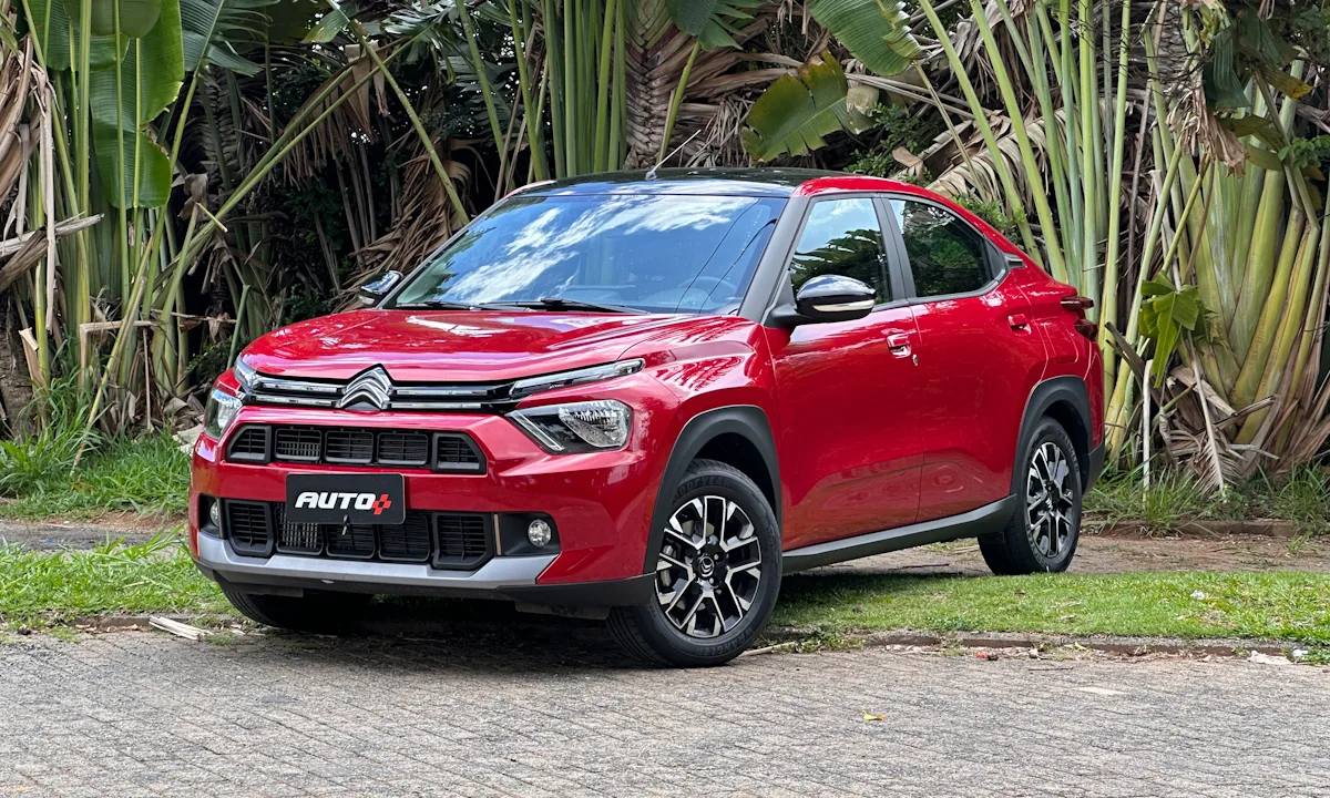 Citroën Basalt Shine vermelho com teto preto parado em frente a uma floresta