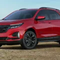 Chevrolet Equinox 2024 - SUV vermelho com paisagem de fundo