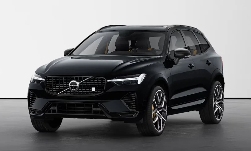 Volvo XC60 PHEV Polestar Engineered preto, visto de frente, com faróis acesos e fundo claro