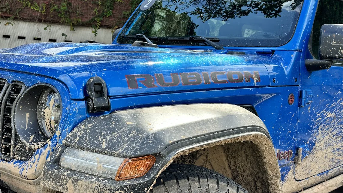 Jeep Wrangler azul com a inscrição Rubicon no capô 