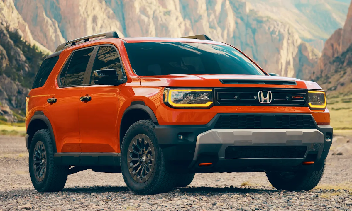 Honda Passport laranja nas montanhas de frente