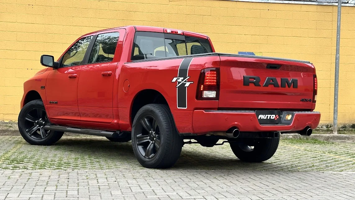 Ram Classic R/T estacionada de traseira no asfalto com muro amarelo ao fundo