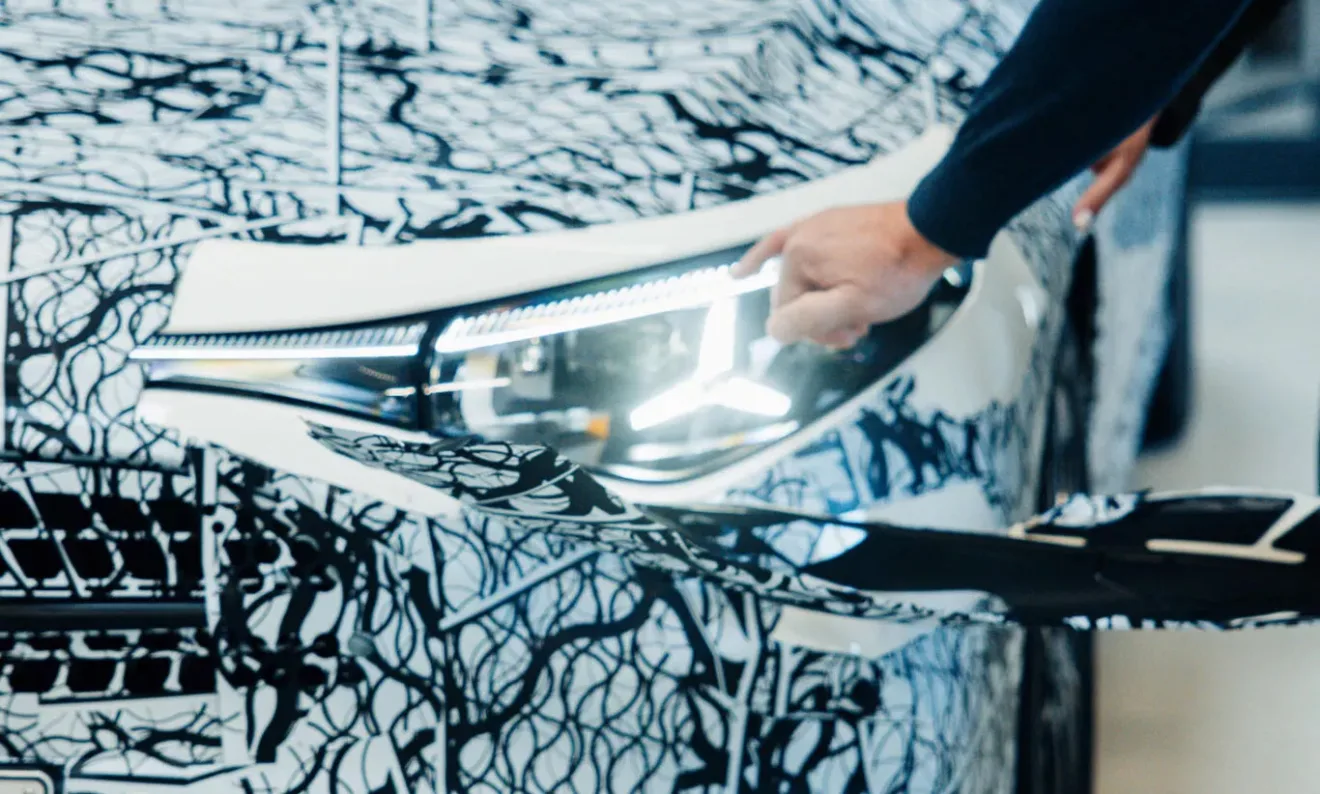 O farol do novo Mercedes-Benz CLA possui os DRLs em branco no formato de estrela