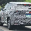 Novo SUV médio da Renault fotografado camuflado na estrada