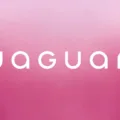 Novo logotipo da Jaguar com fundo rosa e letras brancas