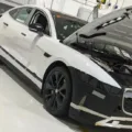 Jaguar XJ descartado com capô aberto e para-choque preto