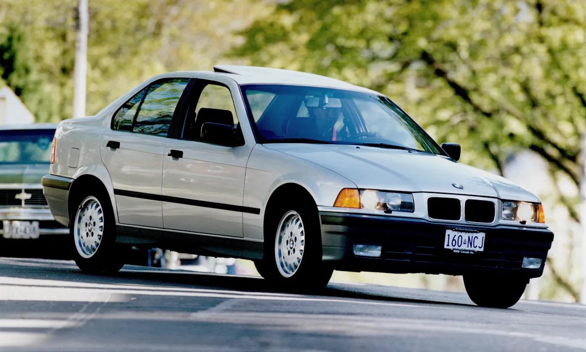 BMW Série 3 prata com para-choque preto