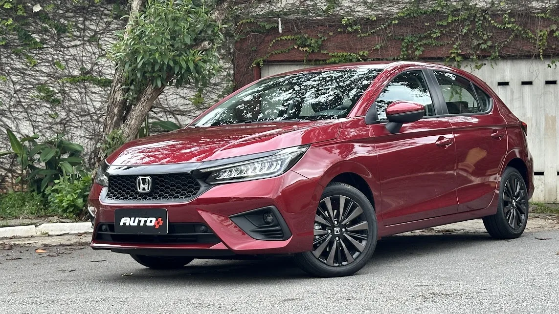 Honda City Hatch Touring 2025 vermelho de dianteira estacionado em frente a um portão branco Fusão entre Nissan e Honda pode ameaçar futuro das chinesas