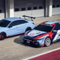 Hyundai Elantra N TCR Edition azul, branco e vermelho ao lado de um Elantra N azul em um box