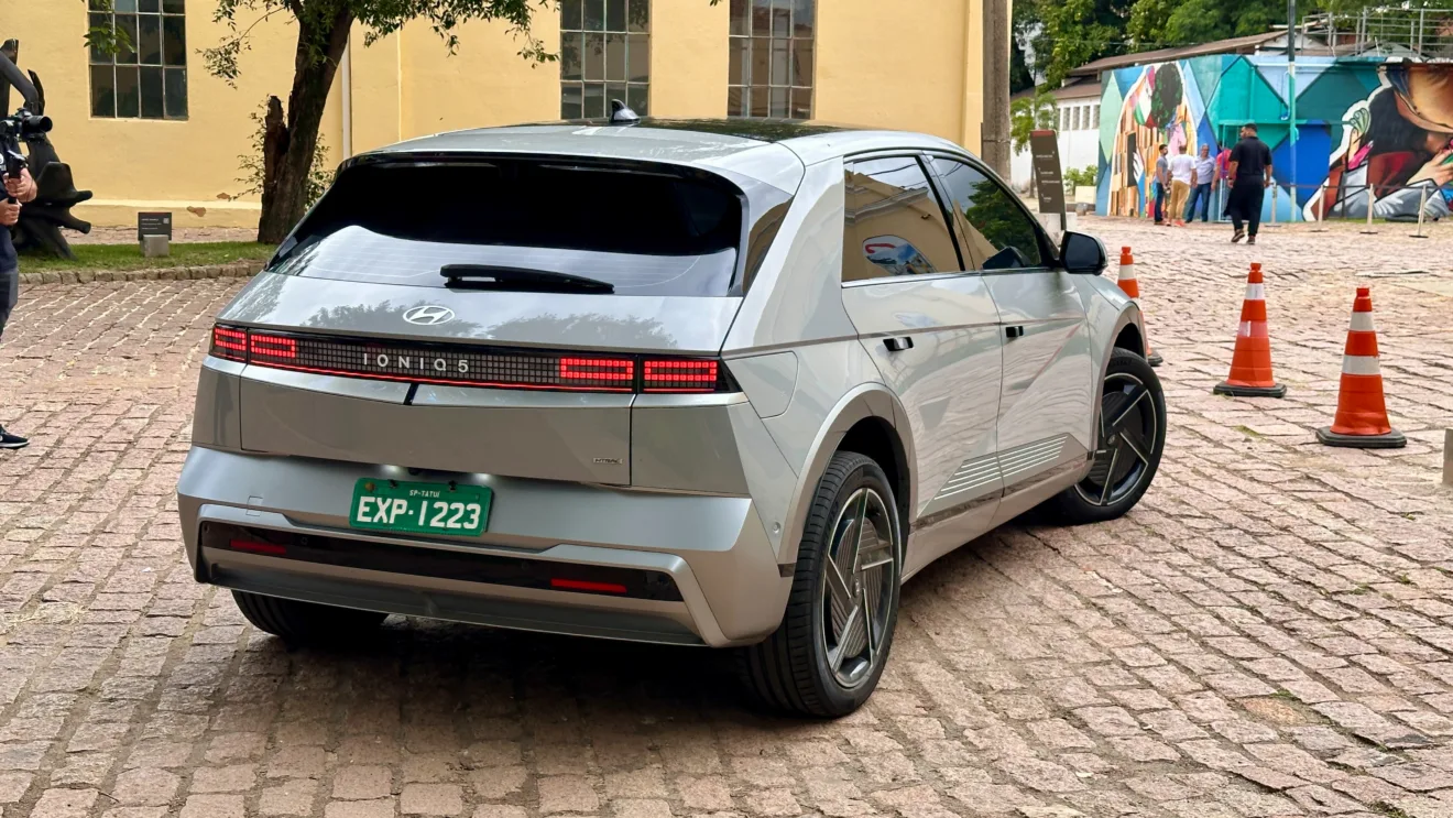 interior do Land Rover Discovery Sport visto pelo volante 