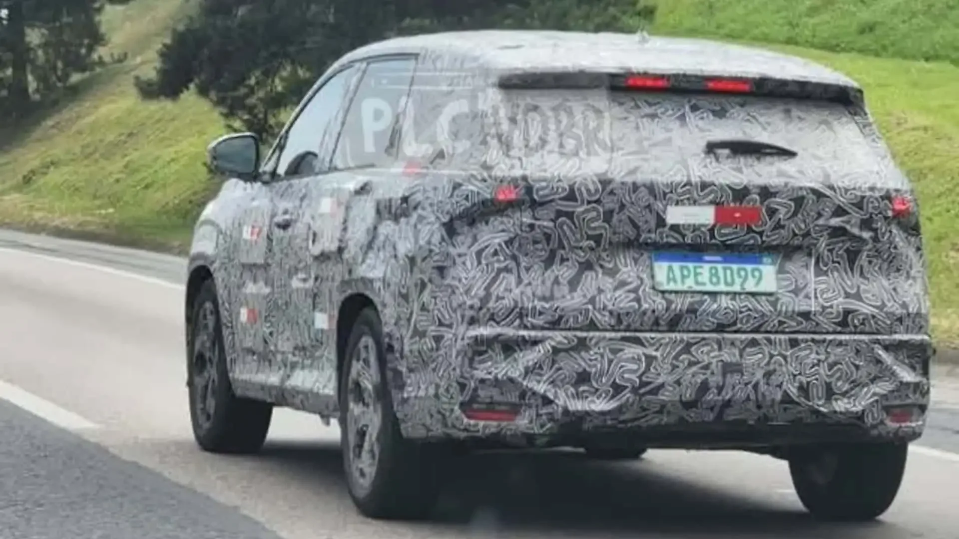 Novo SUV médio da Renault fotografado camuflado na estrada