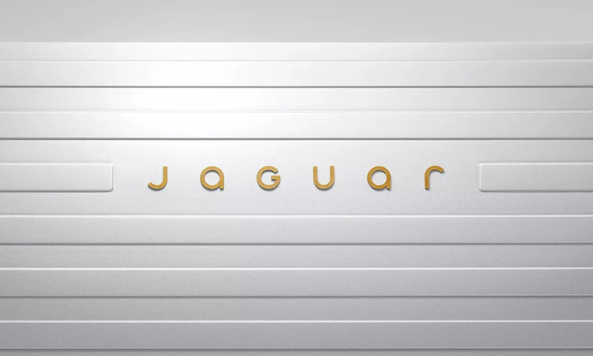 Novo logotipo da Jaguar com fundo branco com letras douradas - História da Jaguar