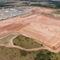 Terreno de chão batido da nova fábrica da Toyota em Sorocaba e visto de cima