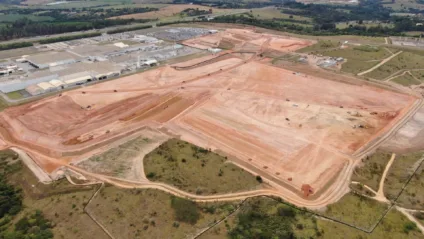 Terreno de chão batido da nova fábrica da Toyota em Sorocaba e visto de cima