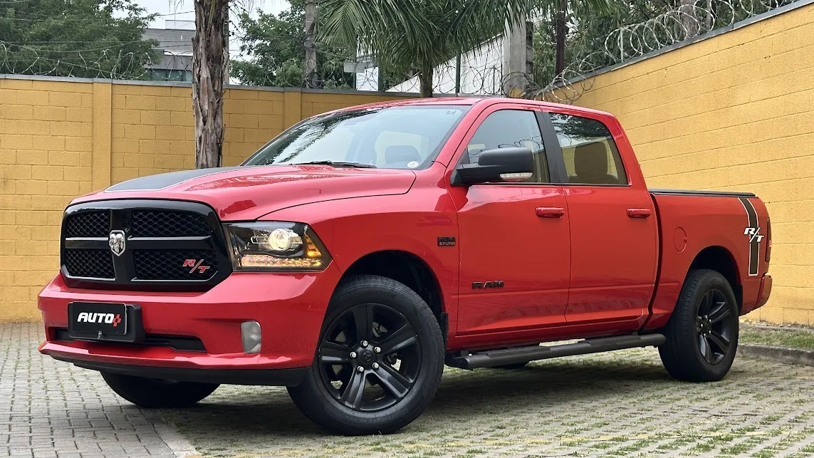 Ram Classic R/T vermelha parada de frente no asfalto com muro amarelo ao fundo