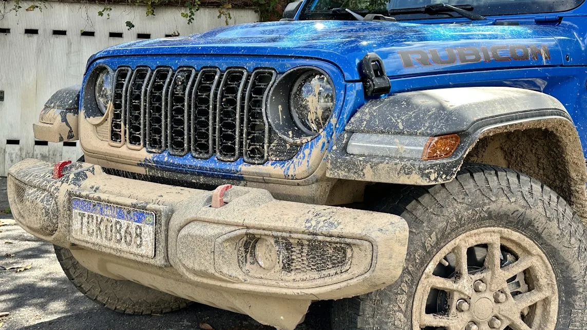 Imagem mostra grade do Jeep wrangler. Marca registrada dos carros da Jeep