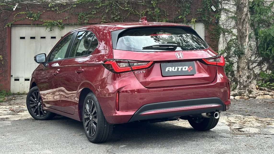 Honda City Hatch Touring 2025 de traseira estacionado em frente a um portão branco