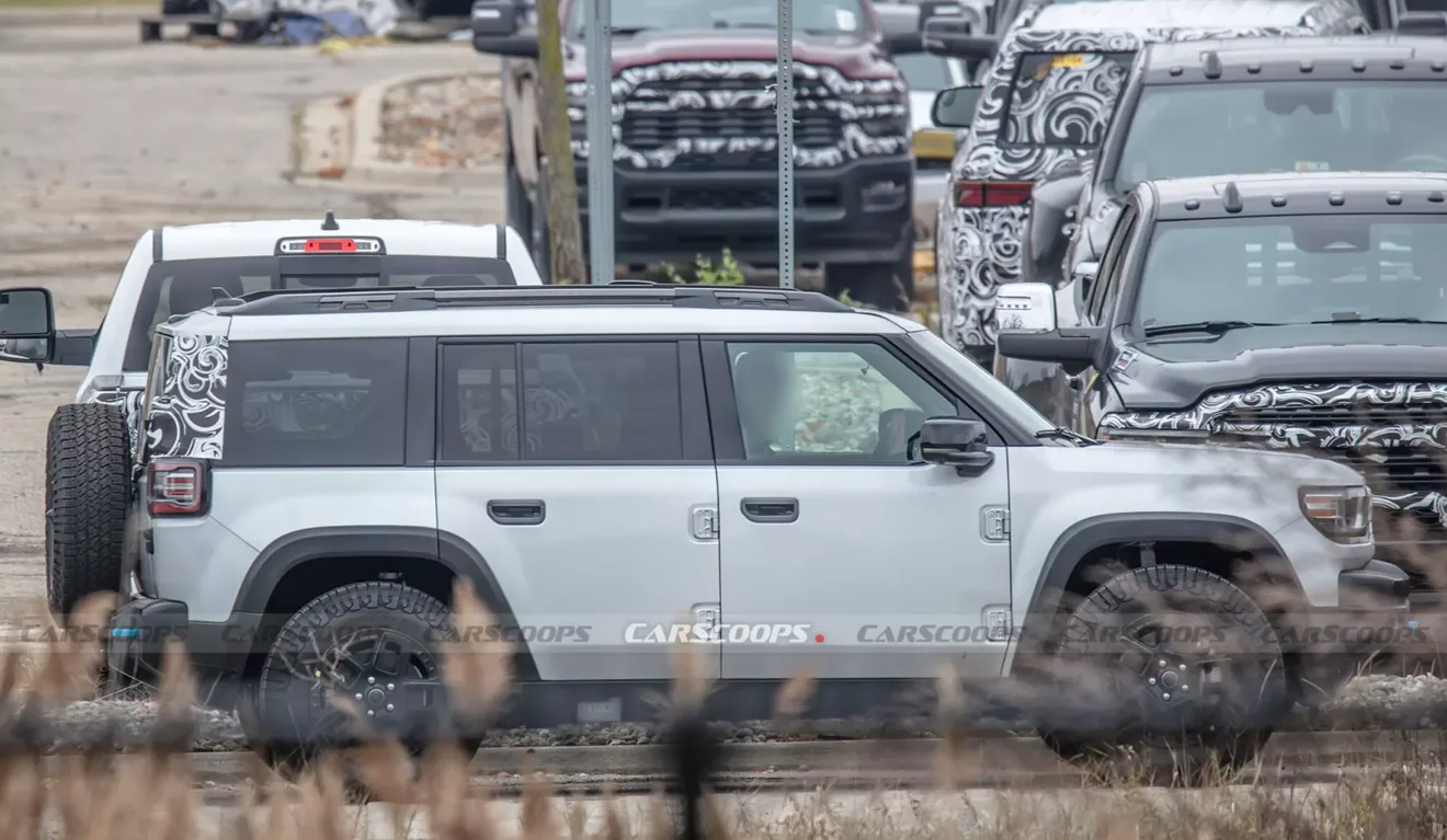 Flagra Jeep Recon com pouca camuflagem