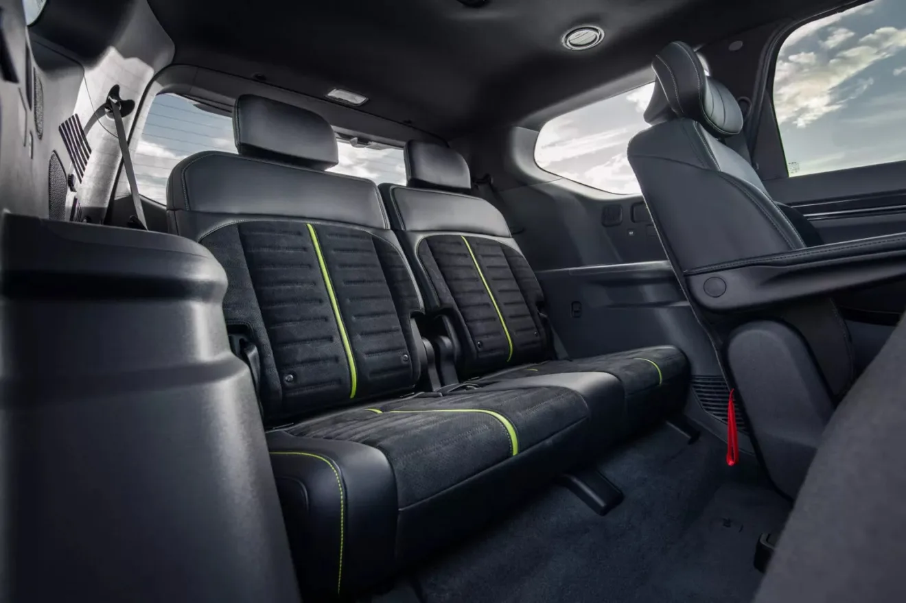 Bancos escuros com detalhe verde do Kia EV9 GT com fundo claro