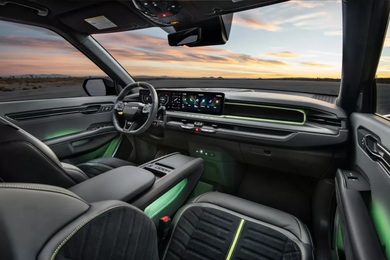 Parte da frente do Kia EV9 GT reestilizado com central multimídia ligada e fundo claro